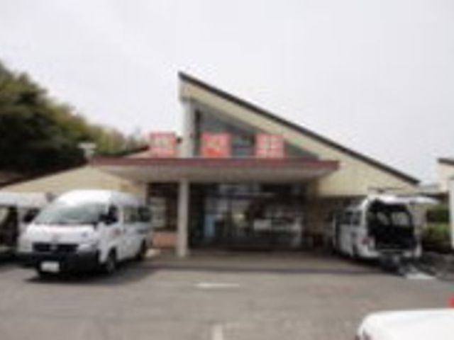 広い駐車場の施設外観 外観   広々とした駐車スペースを備えたエントランスです。車の移動がスムーズに行えます。