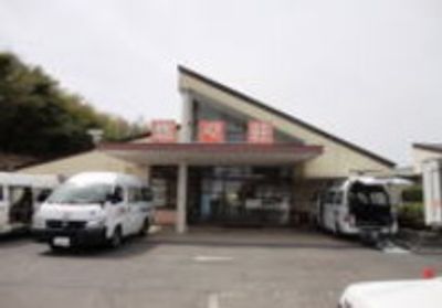 広い駐車場の施設外観