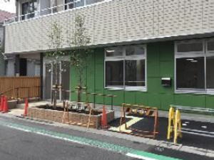 緑色外壁の建物外観  