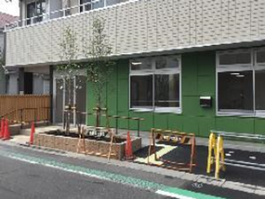 緑色外壁の建物外観  