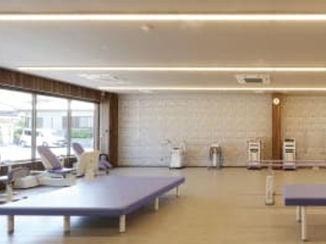 明るい訓練室 機能訓練室 自然光が差し込む広々とした機能訓練室です。動きやすい環境で勤務が可能です。