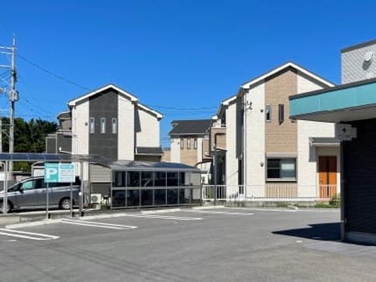 住宅型の建物が並ぶ外観  