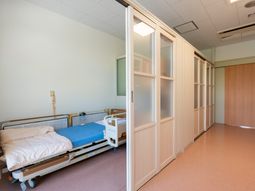 明るい居室の個室  