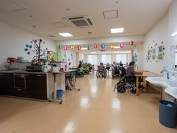 車椅子の方が集う食堂  