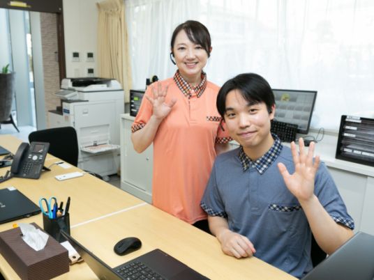 笑顔の職員が迎える事務室  