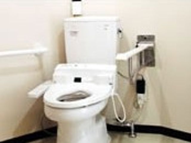 使いやすいトイレ トイレ 安全に配慮されたトイレです。手すりが設置されており、移動のサポートが可能です。