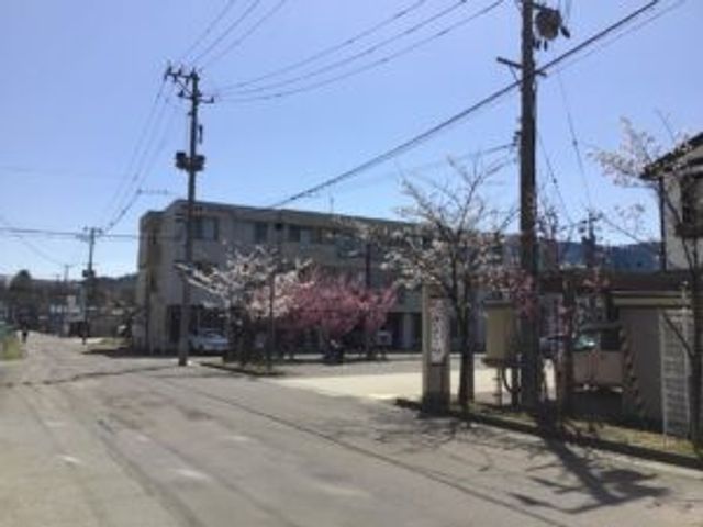施設外観の道路沿い  