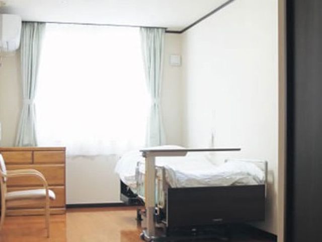 窓辺の静かな居室 居室 自然光が優しく差し込む居室です。静かな環境で、リラックスできる空間が広がっています。