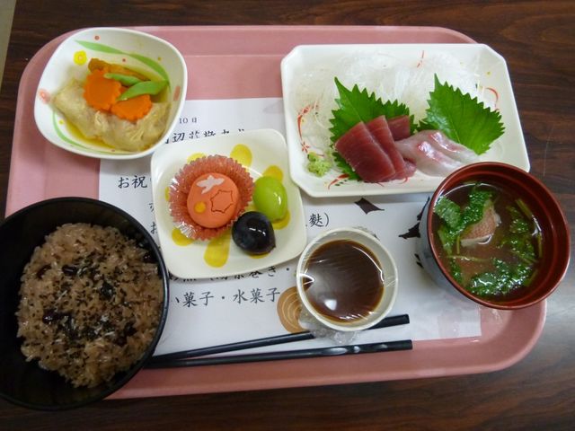 彩り豊かな食事内容 食堂 栄養バランスを考えた彩り豊かなお食事です。お食事時の様子を想像していただけると思います。
