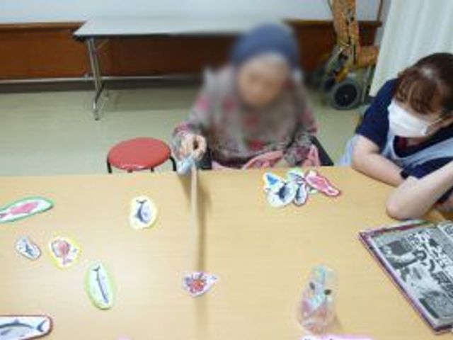 楽しそうな活動の様子 機能訓練室 楽しい雰囲気の中で活動が行われています。スタッフは親切で、一緒に時間を過ごしてくれます。