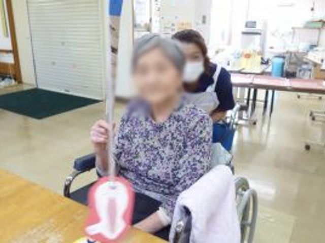 くつろぐ利用者の風景 ラウンジ 広々としたスペースで、車椅子をご利用の方も快適に過ごせます。笑顔があふれる空間です。