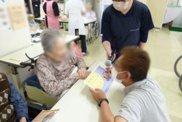 談笑する様子の室内