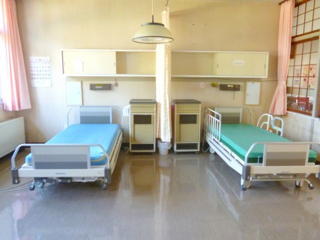 清潔感ある居室空間 居室 明るく広々とした空間の居室です。個々のプライバシーも配慮された設計となっております。