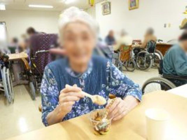 落ち着いたラウンジ ラウンジ 自然光が差し込む、落ち着いた雰囲気のラウンジです。リラックスしながら会話を楽しむことができます。