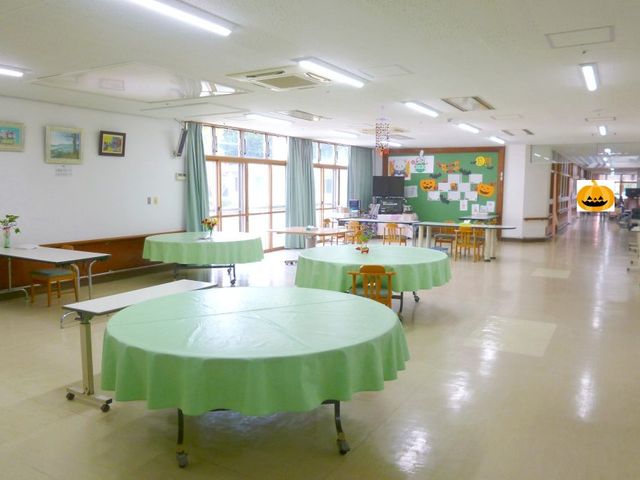 居心地の良いダイニング ダイニングルーム 窓から自然光が差し込むダイニングでは、円卓を囲んで食事が楽しめます。カラフルな装飾が温かい雰囲気を醸し出しています。