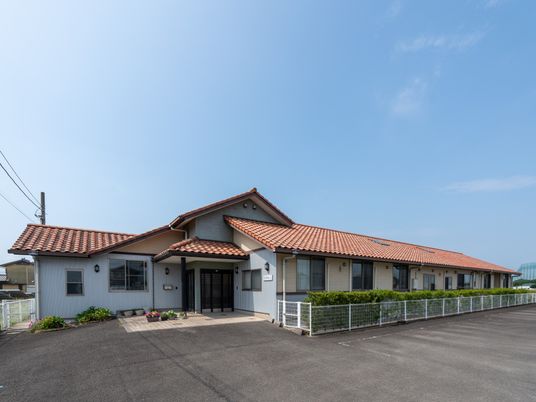 赤い屋根の建物外観