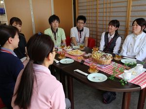 和やかな食事会の食堂  
