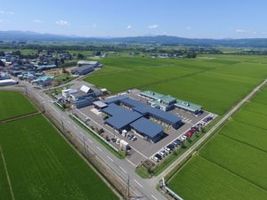 田園に囲まれた外観  