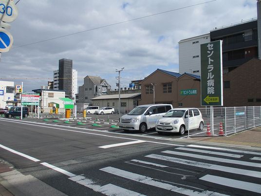病院前の駐車場  