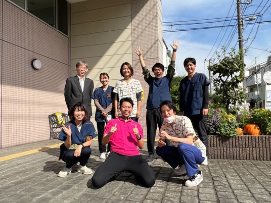 笑顔のスタッフたち外観