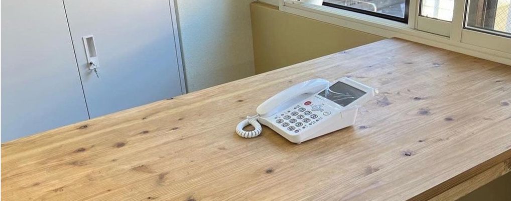窓辺の電話機と机