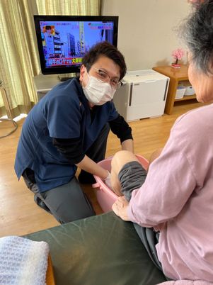 スタッフの支援を受ける室内