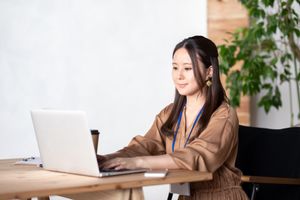 くつろぐ女性の様子