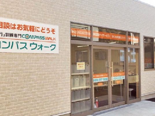 施設の正面玄関外観  