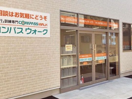 明るい玄関前  