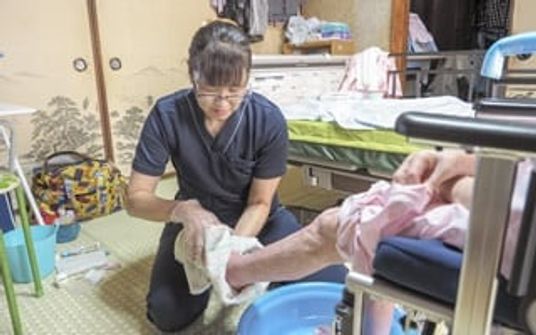 優しく介助する様子 居室