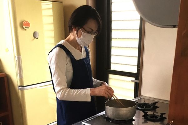調理中のキッチン