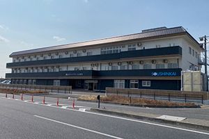 広々とした外観