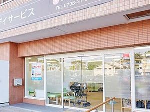 明るい出入口の外観  