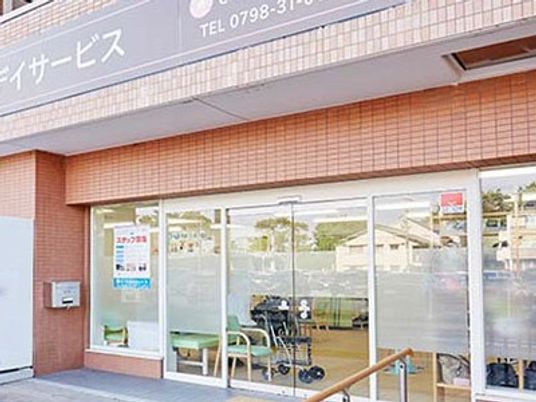 明るい出入口の外観  