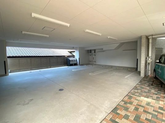 広い屋根付き駐車場  