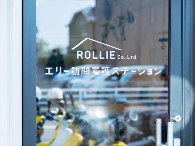 クリアな入口のドア エントランス 透明なドアを通して施設の温かい雰囲気が感じられます。訪れる人を優しく迎えます。