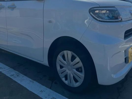 白い車の外観  