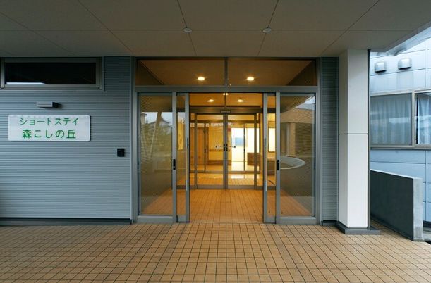 ガラス扉のエントランス