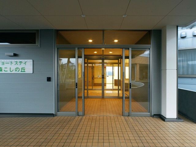 ガラス扉のエントランス エントランス 広々としたガラス扉のある入り口です。明るい雰囲気で、心地よい空間を感じさせます。
