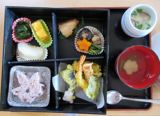 彩り豊かな料理のトレー