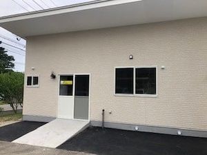 明るい出入口の建物外観