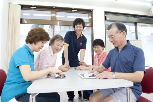 笑顔で交流する人々