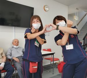 スタッフの微笑みとジェスチャー