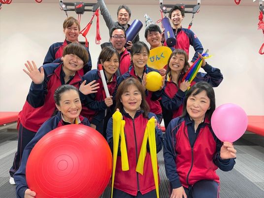笑顔のスタッフ集合写真