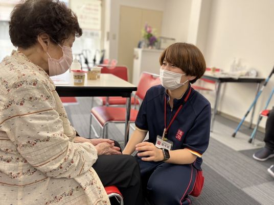 スタッフが利用者と対話