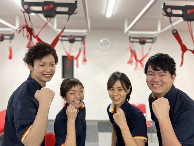 スタッフの元気な姿勢 元気で明るいチームワークの良さが伝わるスタッフの皆さんです。一緒に笑顔で働きませんか。