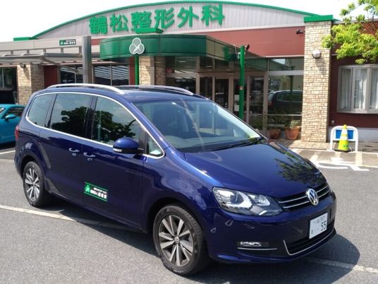 施設前の送迎車  