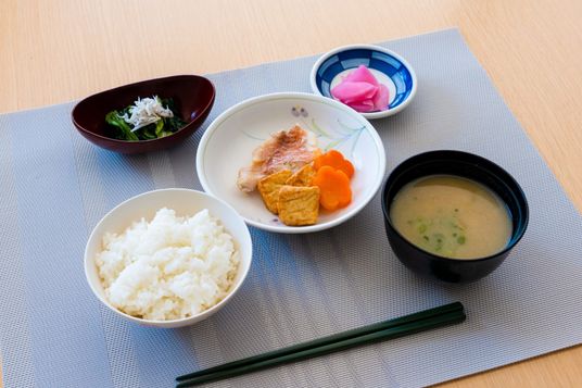 温かい食事セット