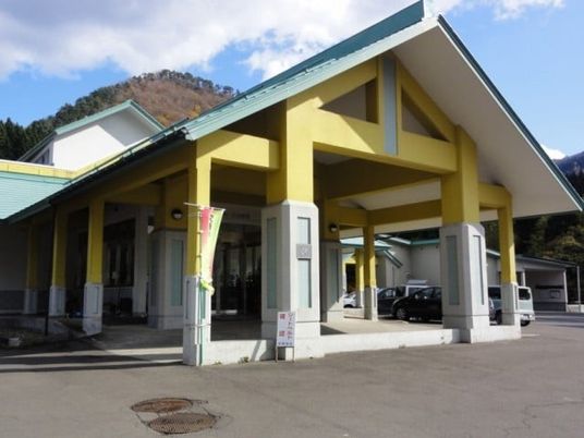 明るい外観のエントランス  