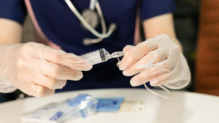 注射器を準備するスタッフ